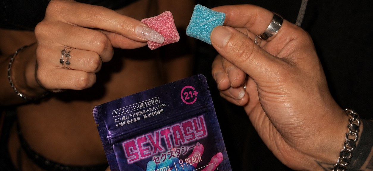 SEXTASYのグミを二人で分け合う